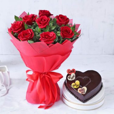 valentine cake with red roses bouquet