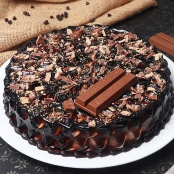 yummy chocolate kitkat cake