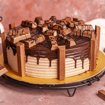 kitkat flavour cake