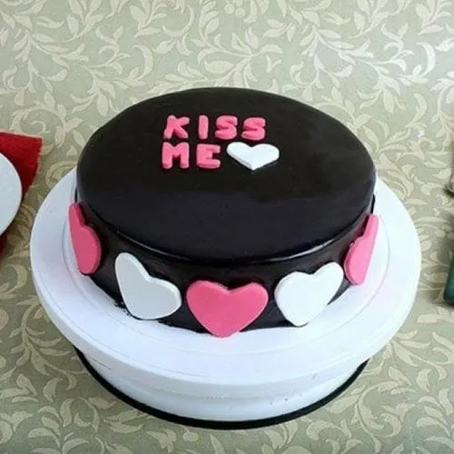 kiss me chocolate cake for kiss day
