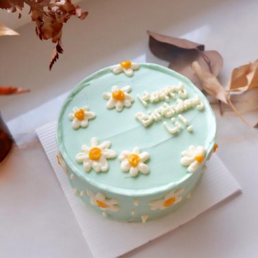 minimalist buttercream cake