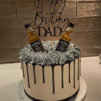 jack daniels whiskey bottle with dripe cake