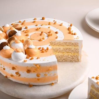 blissful cake cutting