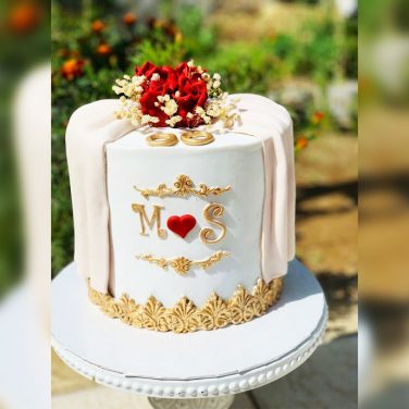 elegant white and gold wedding cake