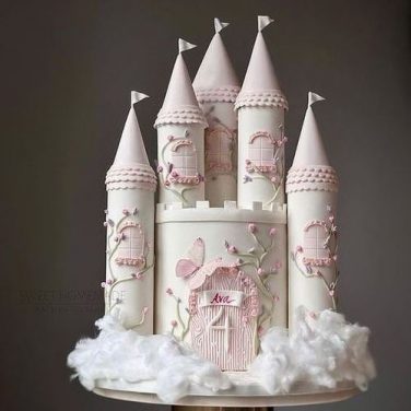 Castle-shaped cake with pink details