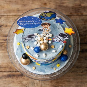 space astronaut topper cake top view